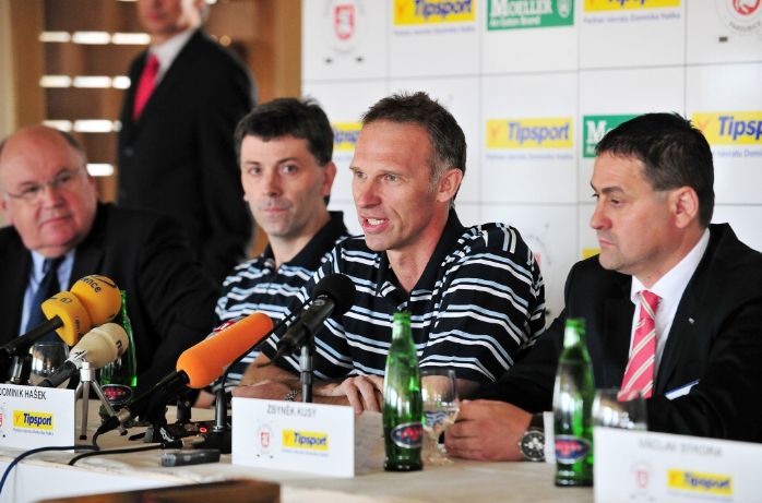 Dominik Haek hovo na tiskov konferenci v Praze.